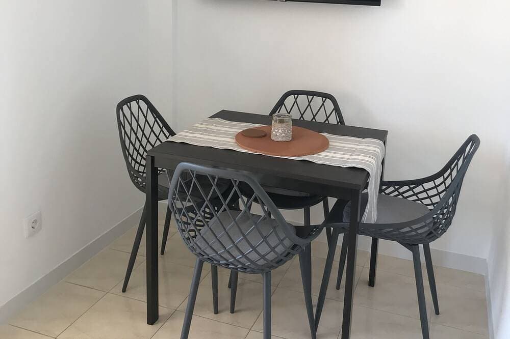 Foto 11 von 24: Modern apartment with pool that sleeps up to 3 people 400m from the sandy beach.