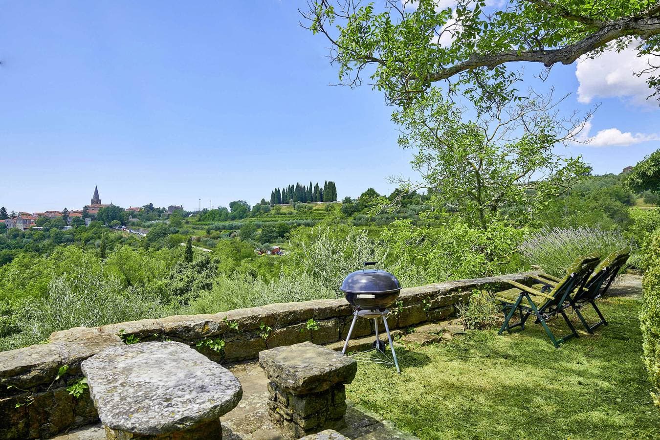 Foto 4 von 24: Ferienhaus Funtana * einzigartiger Ausblick, Garten mit Grill