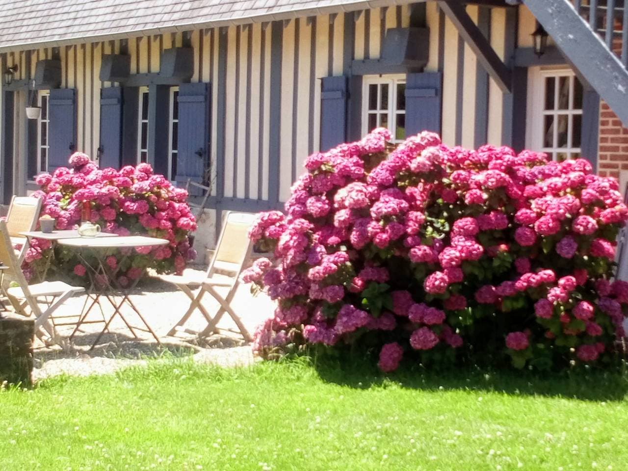 Foto 10 von 16: Gästezimmer „Les Arums“ mit gemeinsamer Terrasse, Garten und WLAN