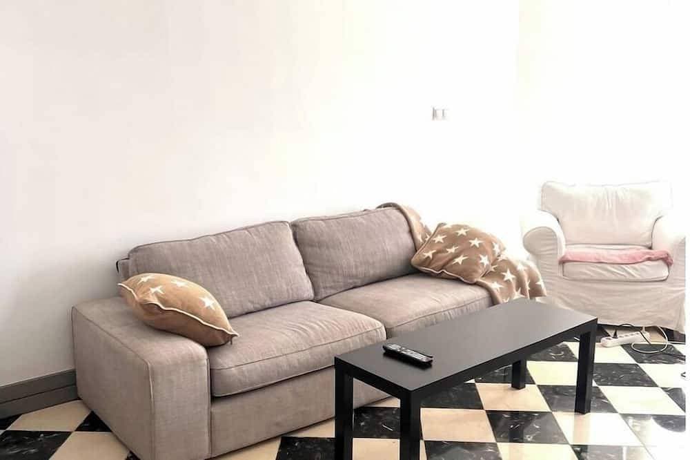 Foto 8 von 22: Cozy 2-bedroom apartment with WiFi, air-con and a  rooftop terrace with bbq.