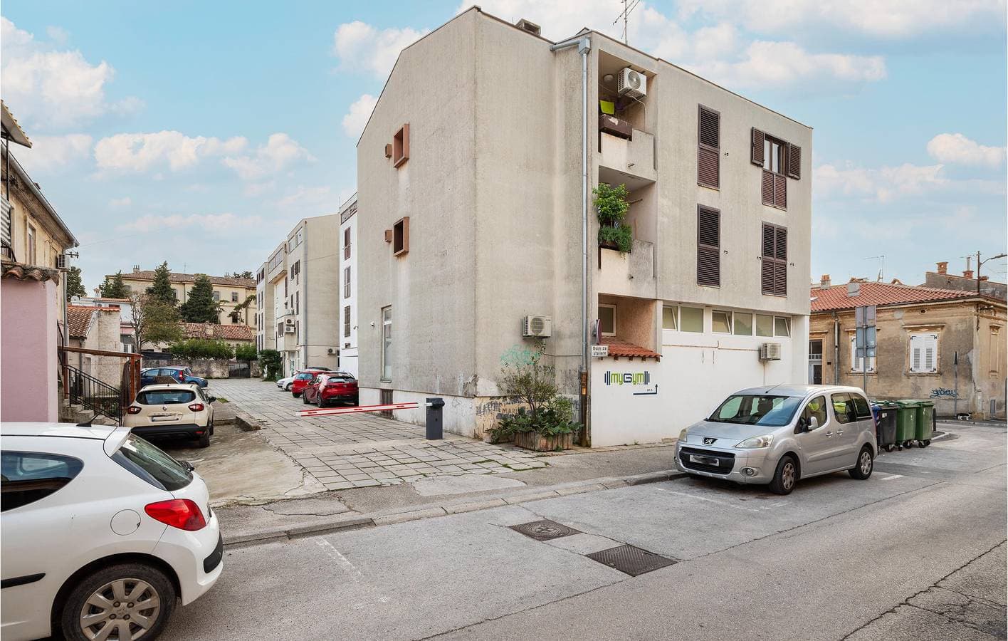 Gemütliche Unterkunft, 2,5 km vom Strand entfernt: WLAN, Klimaanlage, Terrasse, Parkplatz und Waschmaschine! 1