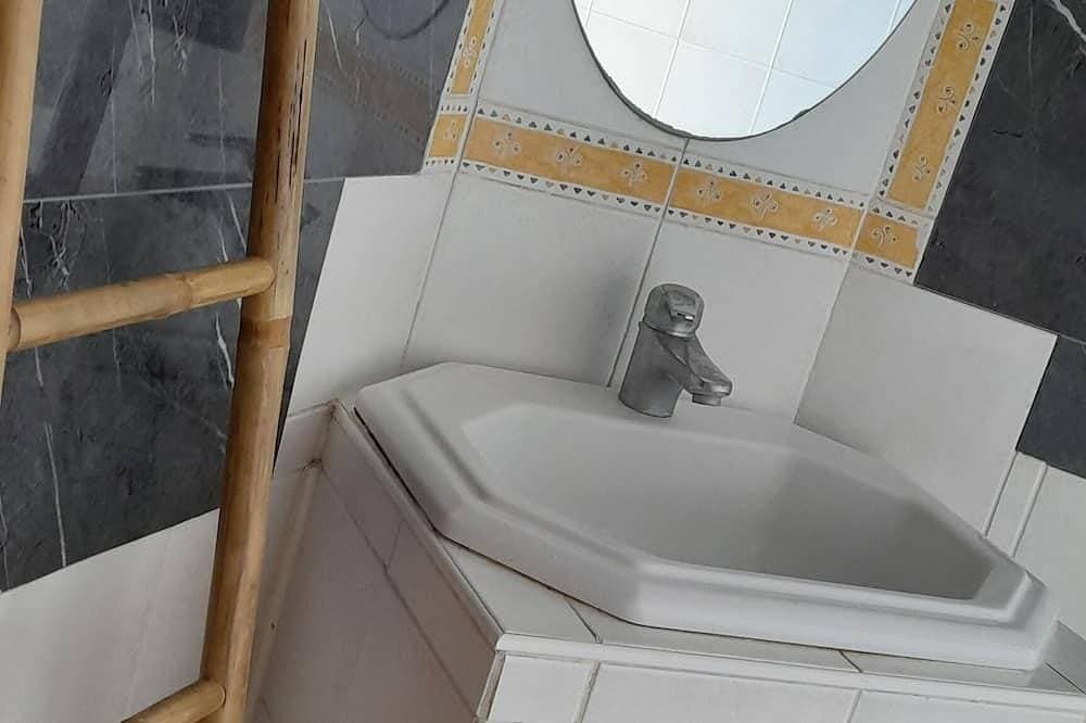 Foto 6 von 15: Stay in Caen - Spacious 4 Bedroom Apartment, Near the Beach