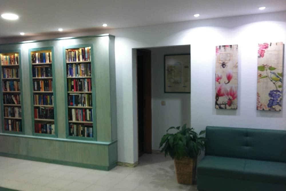 Foto 3 von 17: Ferienwohnung mit Klimaanlage, Balkon und Pool