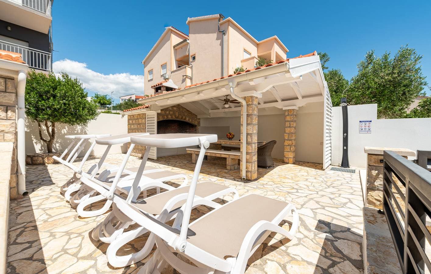 Foto 3 von 33: Nur 2,5 km von der Küste entfernt – gemütliche Ferienwohnung mit Pool und Terrasse