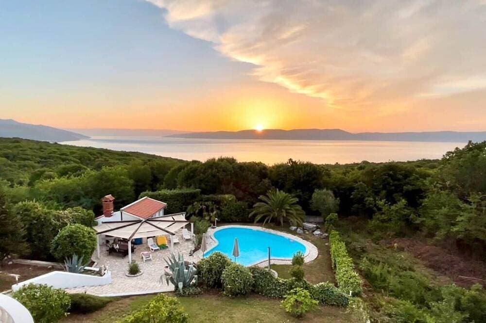 Großzügige Villa mit Meerblick in Alleinlage, toller Garten mit großem Pool 1