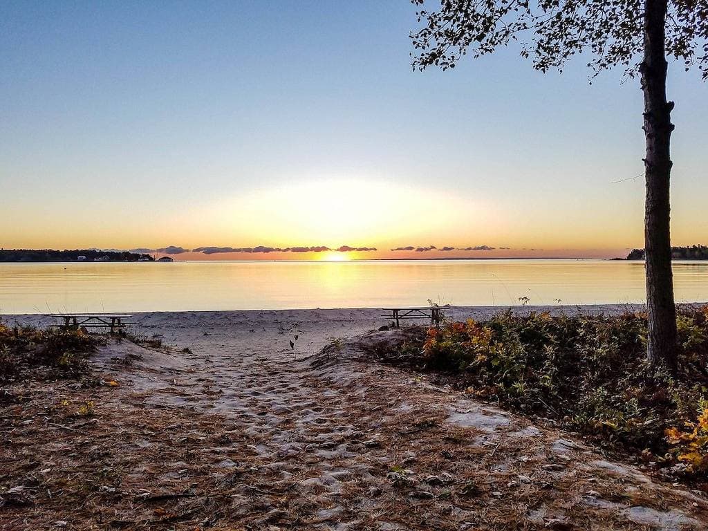 Foto 10 von 19: Beaver Harbor Condo Unit # 5 mit halbprivatem Zugang zum Strand