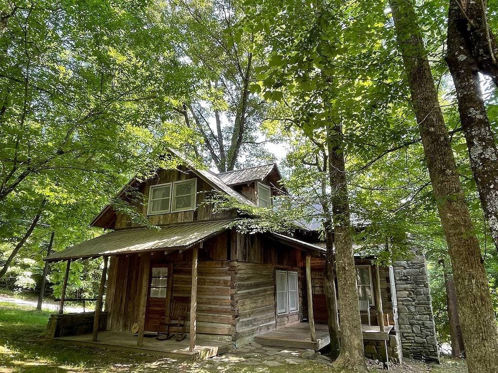 Foto 7 von 17: Cabins In The Pines Unit 3-Motorcycle Friendly-Wood Fireplace - Covered Porch