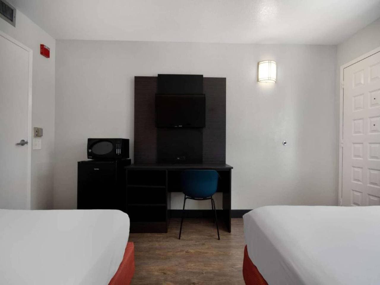 Foto 10 von 16: Ms6 Lompoc | 2 Queensize-Betten | Ada/Badewanne