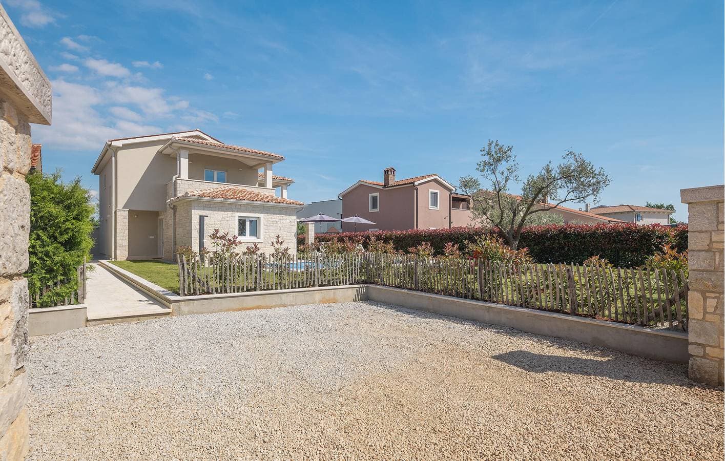 Reizende 2-Zimmer-Wohnung mit Pool, Terrasse und WLAN in der Nähe von Labinci 1