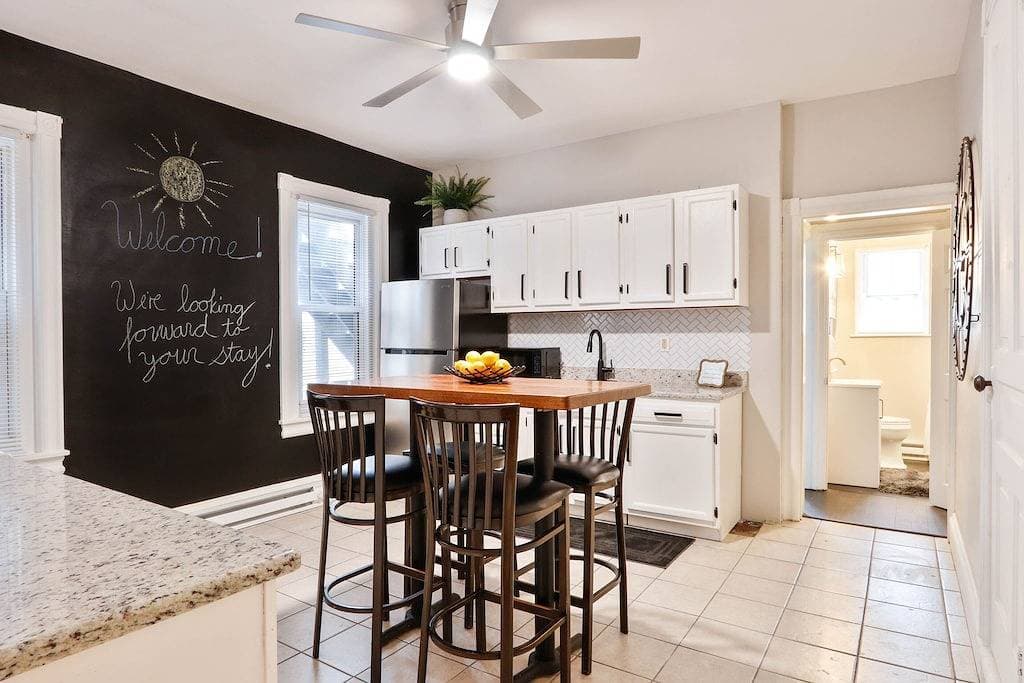 Foto 4 von 15: The Downtown Bee: Cozy & charming escape steps from Main Street Bethlehem!