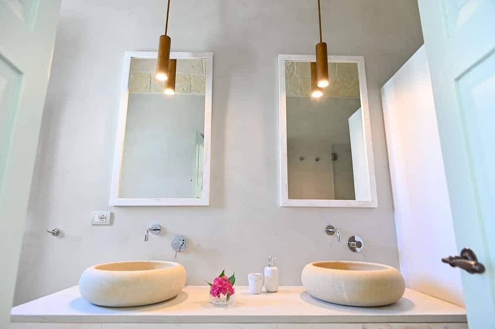Foto 10 von 30: 5 Schlafzimmer Masseria mit beheiztem Infinity-Pool und weitläufigem Olivenhain