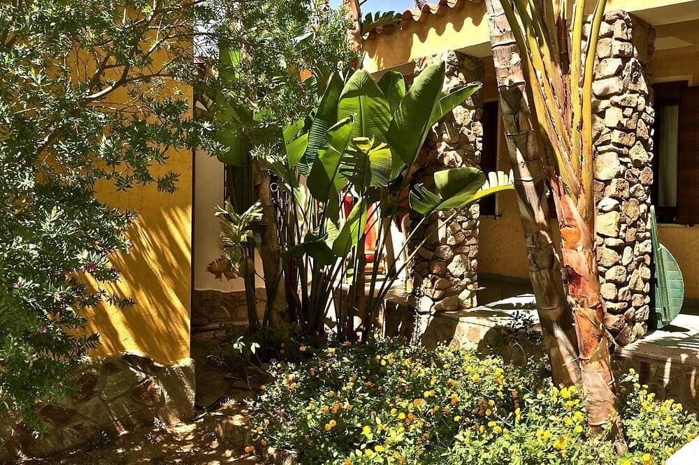 Foto 12 von 30: Villa Bibi with swimming pool, three doubles, garden, private beach.