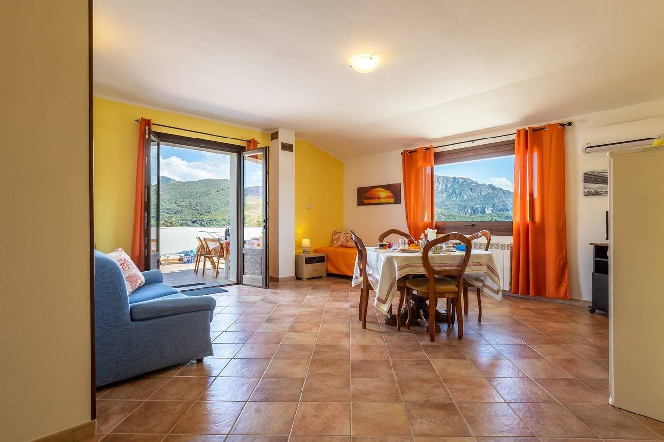 Foto 3 von 23: Ferienwohnung „Casa Vacanza Con Vista Panoramica“ mit Bergblick, privater Terrasse & WLAN