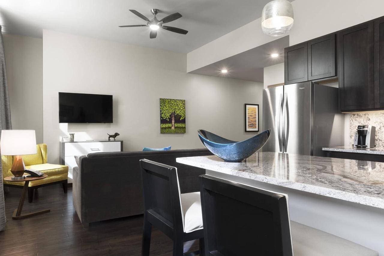 Foto 9 von 13: Executive One-Bedroom King Suite with Sofa Bed - Extended Stay Kitchen Suite