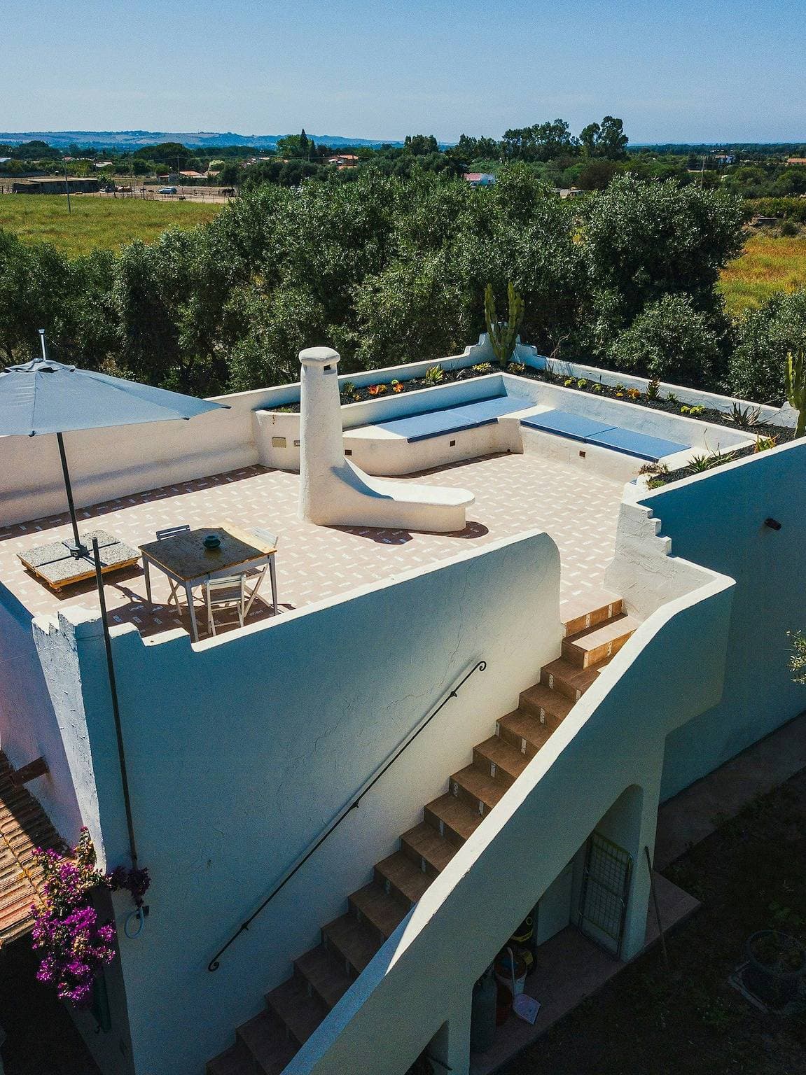 Haus mit Swimmingpool und einem Garten voller Obstbäume 1
