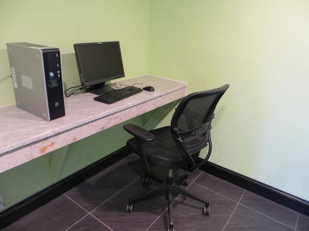 Foto 3 von 34: Close to Attractions! Comfy Unit, Pool, Shuttle to Parks, Parking, Breakfast