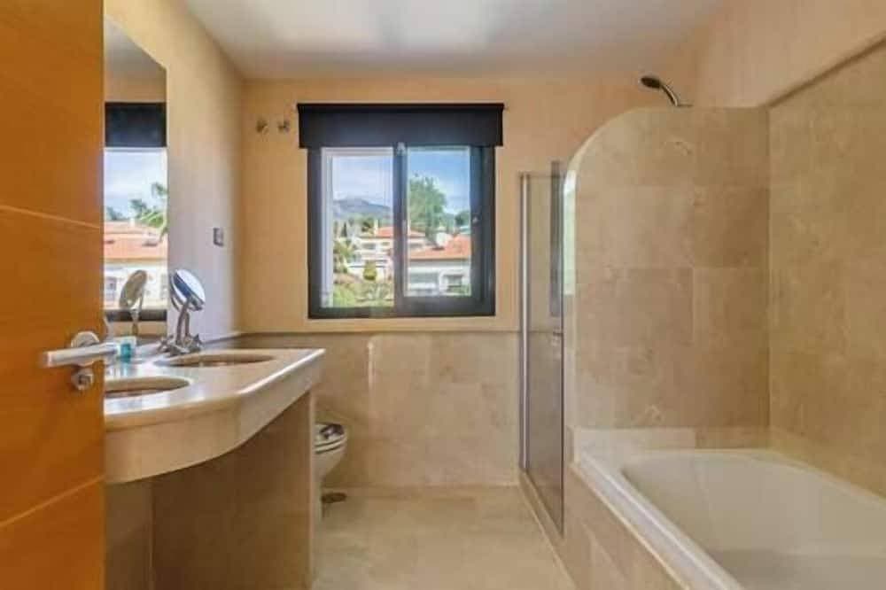 Foto 6 von 30: Tranquil 3 bed villa with private pool + sea view!