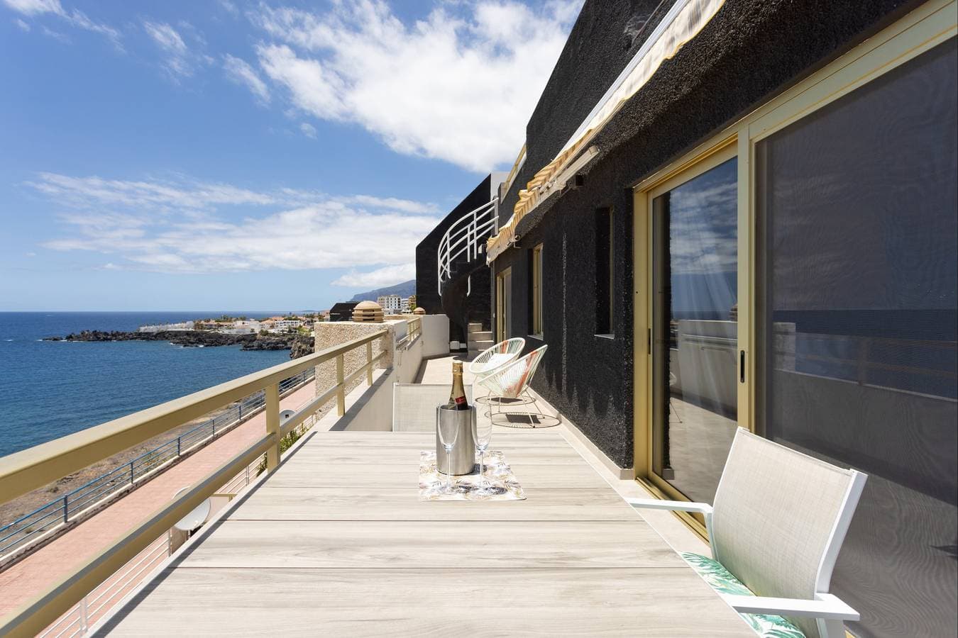 Foto 5 von 48: Spectacular Duplex Seafront with awesome sunsets !