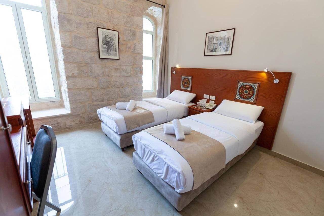 Foto 4 von 22: Family Room with Balcony (1 Double Bed + 1 Single Bed)