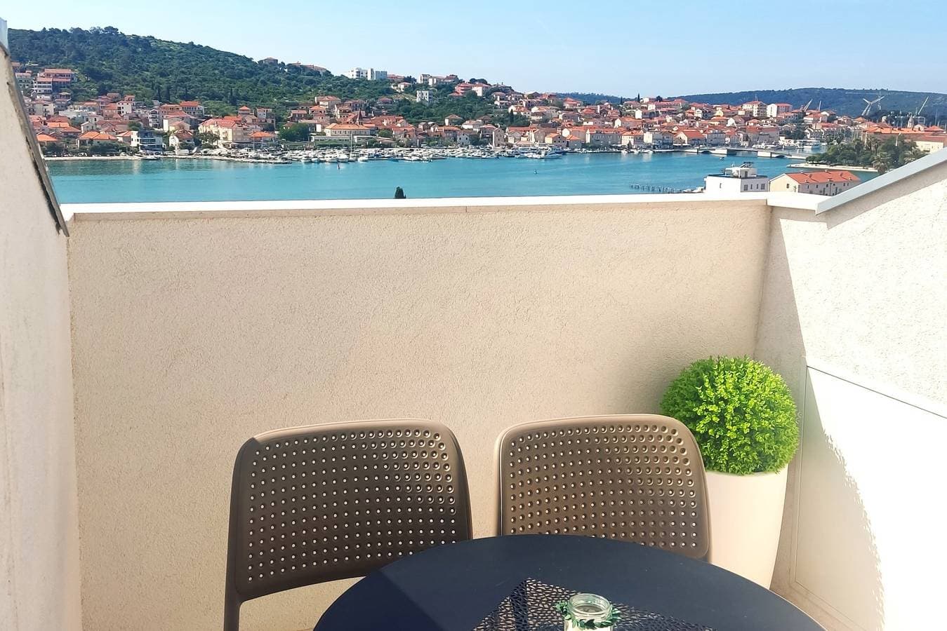 2-Zimmer-Ferienwohnung mit Terrasse und Meerblick Trogir A-23836-a 1