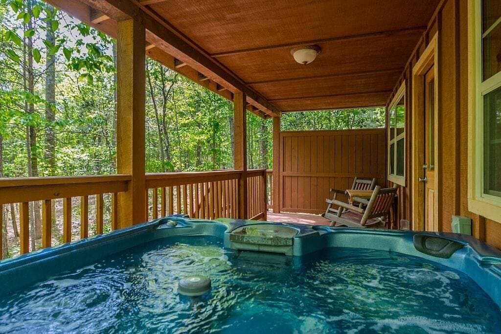 Foto 10 von 19: Romantischer Kurzurlaub Gemütliche Hütte | 1Br 1Ba | Whirlpool | Whirlpool | Haustierfreundlich