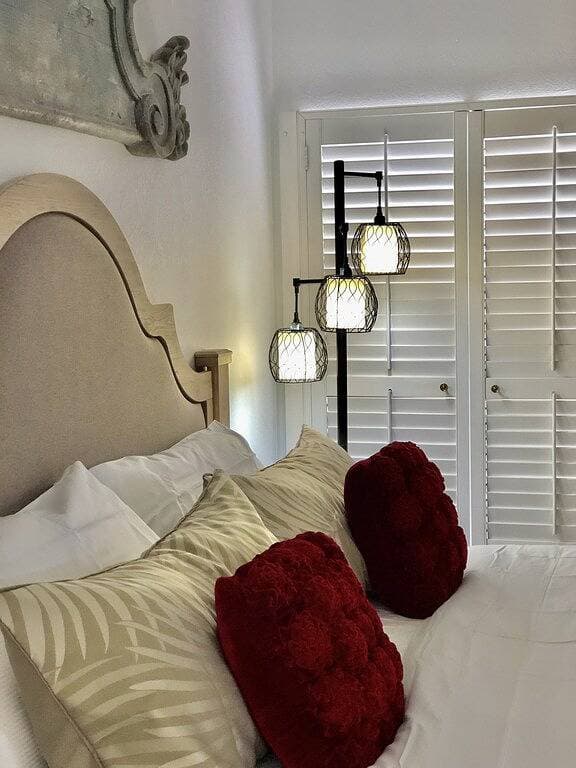 Lakeshore Lux - walk to the lake! 1