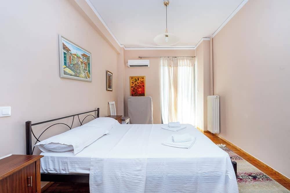 Foto 5 von 20: Charming & Authentic Gem - Walk to Port & Shops! Spacious with two balconies.