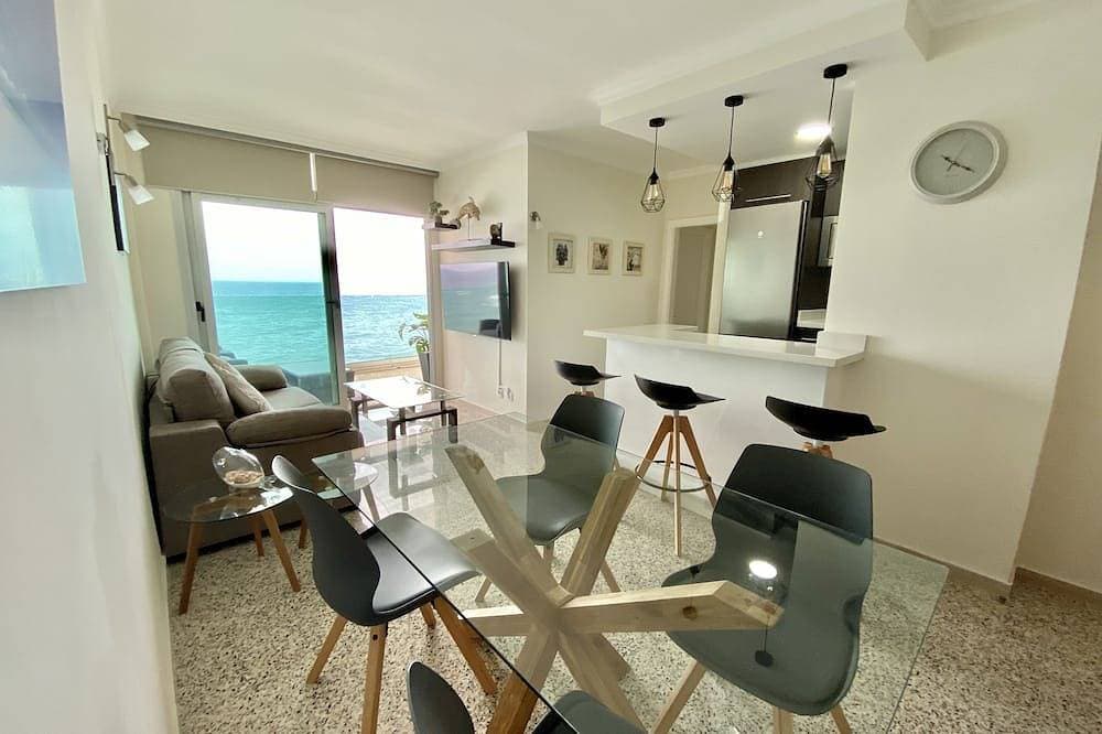 Nice apartment on the beach with a large terrace facing the sea 1