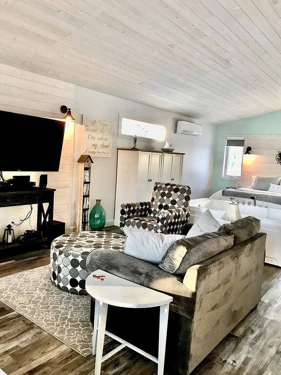 Foto 3 von 43: Cozy, Romantic, Riverfront Cottage