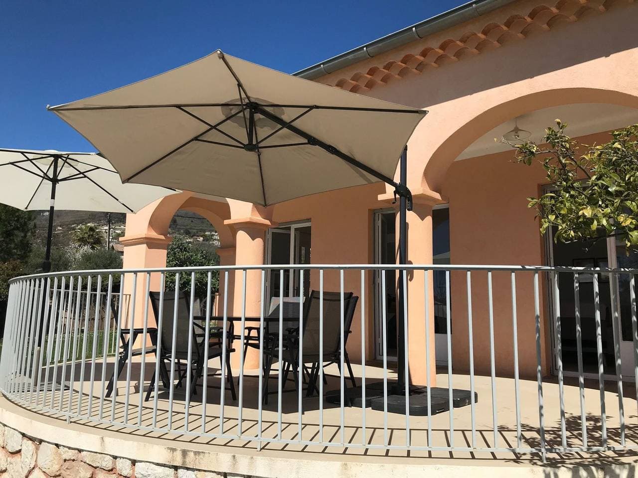 Foto 9 von 32: Geräumige und elegante Villa mit großem Garten, Swimmingpool und 3 Schlafzimmer