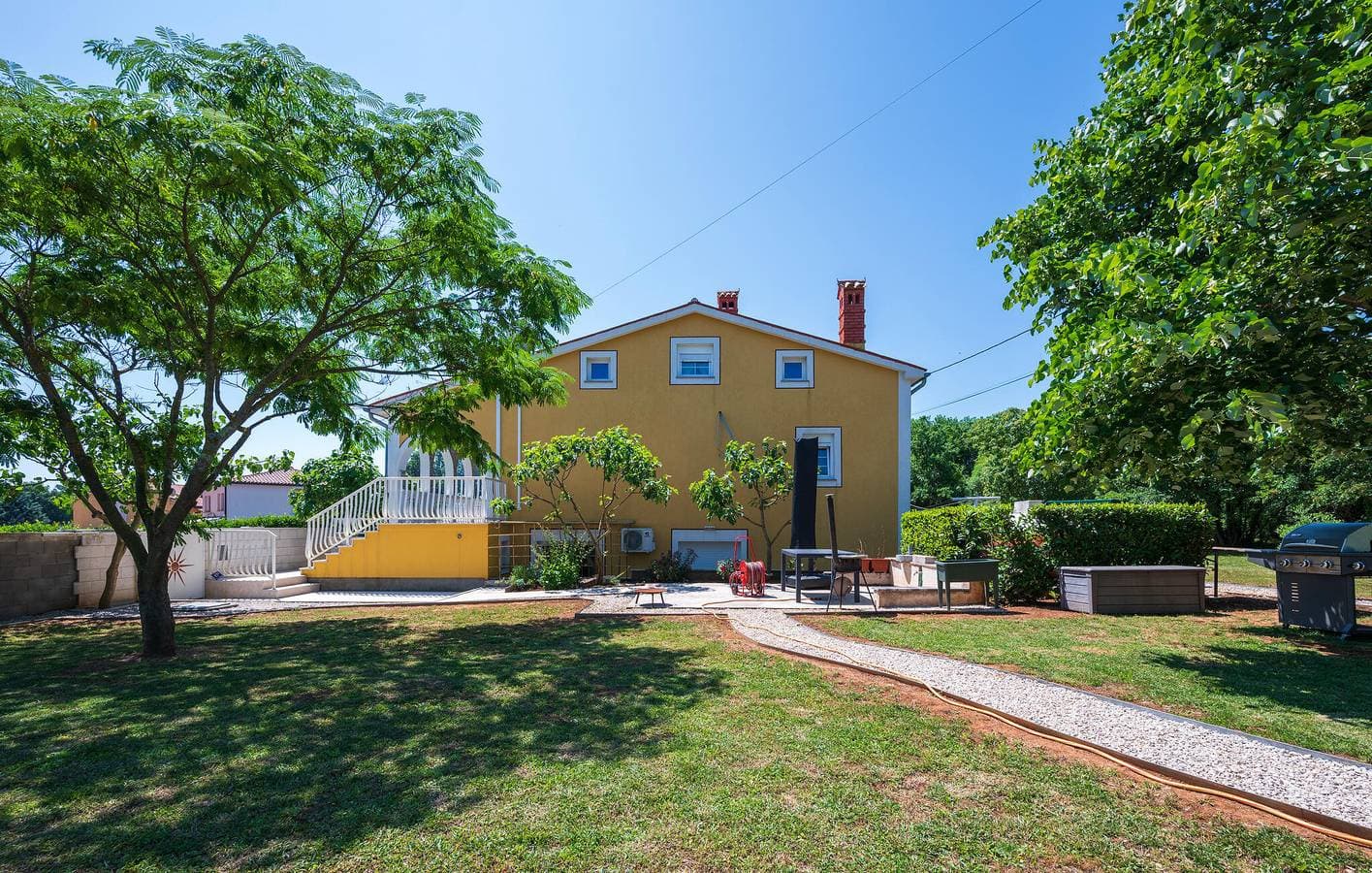 Foto 4 von 35: Gemütliche Ferienwohnung mit Pool, Terrasse und WLAN in der Nähe des Stadtzentrums von Raša