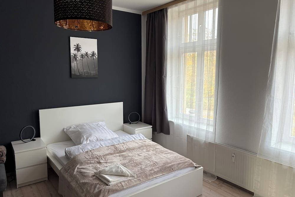 Foto 2 von 30: Modern eingerichtete 3 Zimmer Wohnung Blick auf den Park Balkon und Aufzug