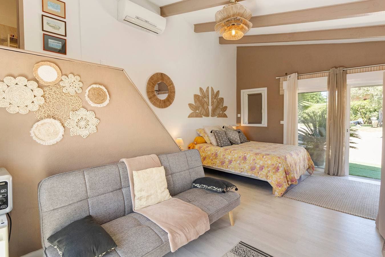 Foto 8 von 22: Gästezimmer „Le Pape - Chambre“ mit Meerblick, WLAN und Klimaanlage