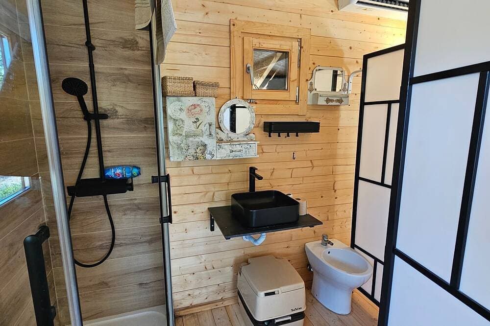 Foto 9 von 28: Cabin Sleeps 2 with Enclosed Garden