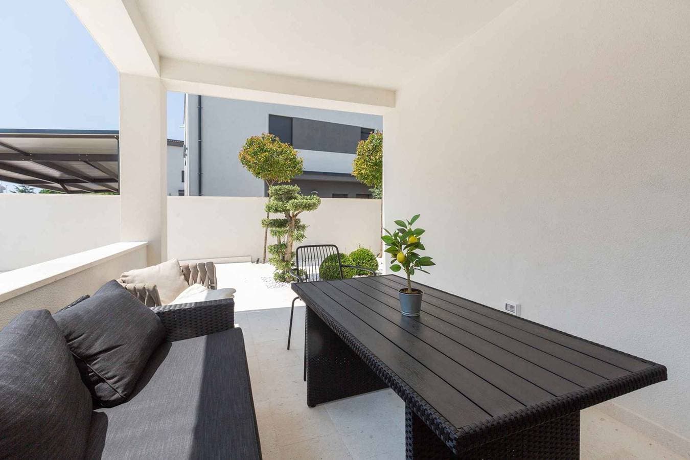 Foto 8 von 46: Villa mit Terrasse und Pool