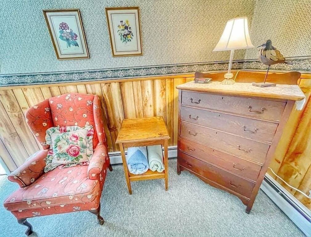 Foto 12 von 28: 18 Acadia Lodge King Bed AC Open Hearth Inn