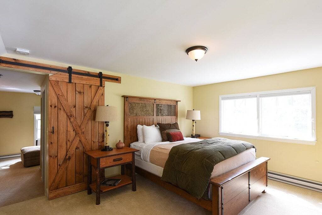 Deluxe Queen Suite with pull-out love seat, private entrance 1