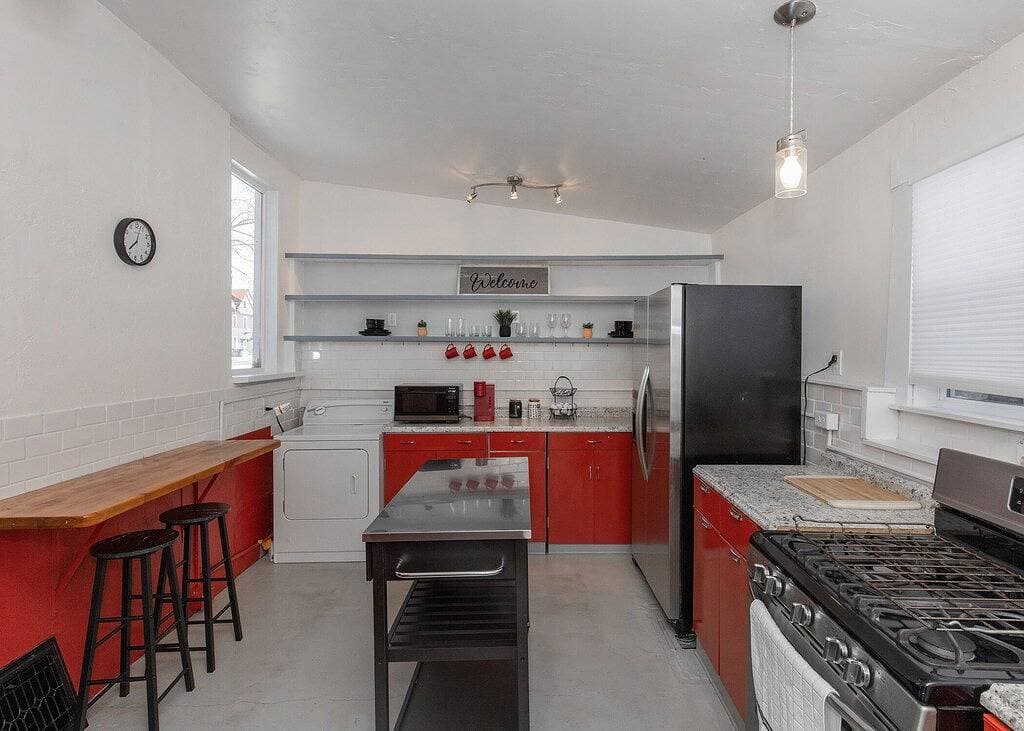 Foto 11 von 13: Great Location Great Value! 4 bedroom 2 full bath home in East Village