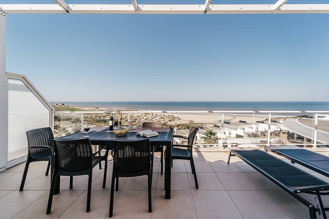 Foto 2 von 14: 'Beachfront Atlantic Sunset A07' mit gemeinschaftlich genutztem Pool, Meerblick und WLAN