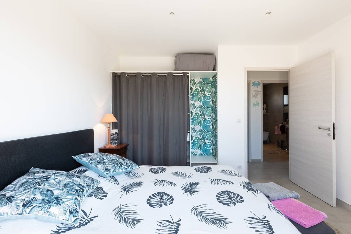 Foto 6 von 19: Gästezimmer „Chambre D’hôtes à Losari“ mit Meerblick, WLAN und Klimaanlage