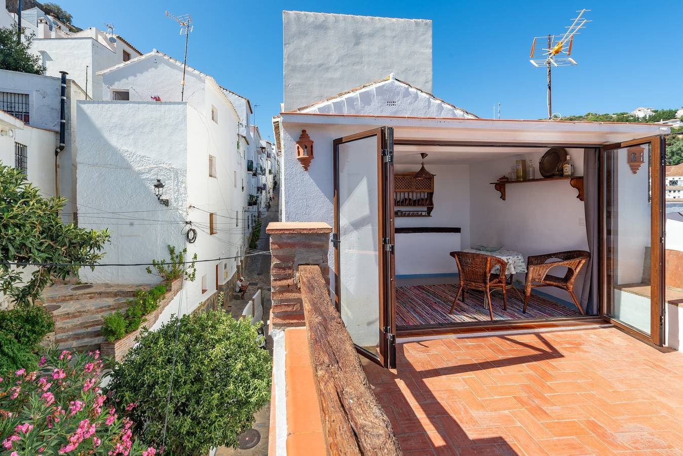 Foto 3 von 28: Einzimmerapartment 'La Casita De Casares' mit Meerblick, privater Terrasse und Balkon