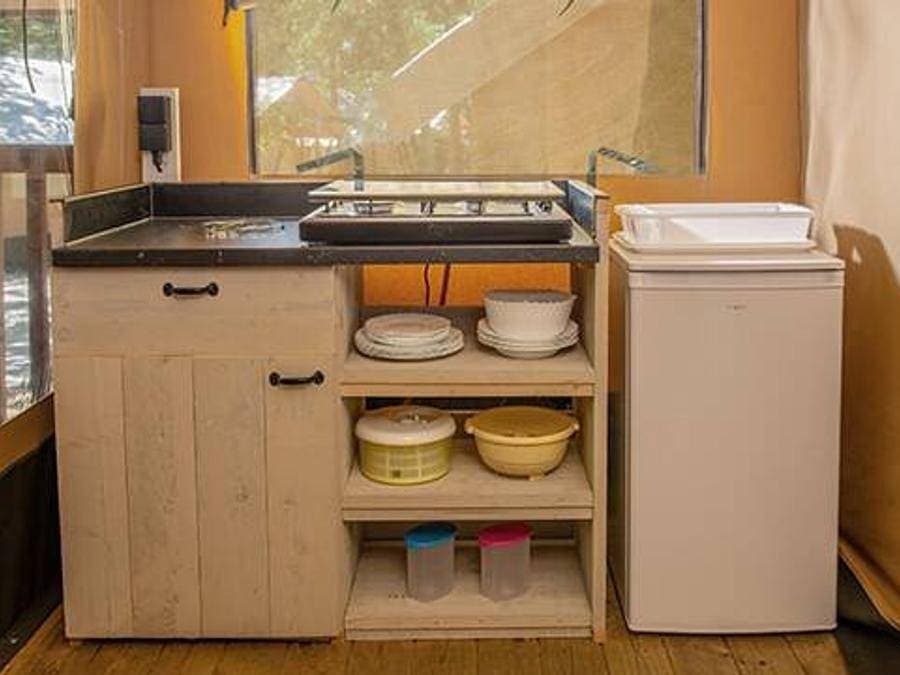 Foto 4 von 27: Camping La Plage d'Argens - Zelt 5 personen - 2 Schlafzimmer | 4-5 Schlafplätze | Kein Bad | Klimaanlage