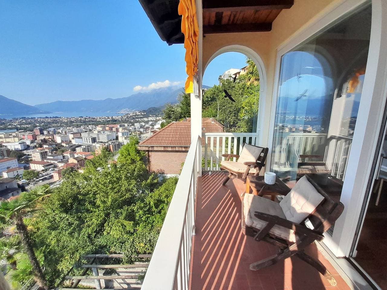 Grosszügige Attika-Wohnung mit Panoramablick, Gartensitzplatz und Liegewiese 1