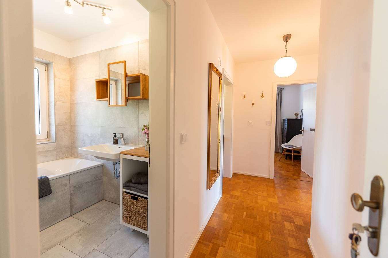 Foto 11 von 19: Ferienwohnung Aribo - Ferienwohnung 48qm mit Bergblick und Seeblick vom Balkon