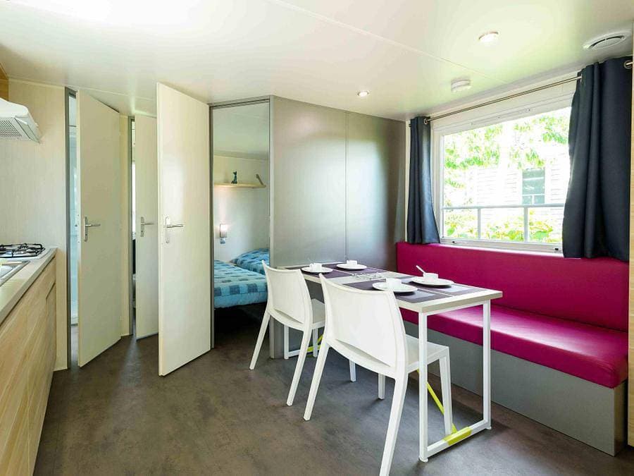 Foto 6 von 53: Flower Camping le Kergariou - Mobilheim 4 personen - Mobilheim Lancelot Standard 25m² (2 Zimmer) + halbüberdachte Terrasse 4 Pers.