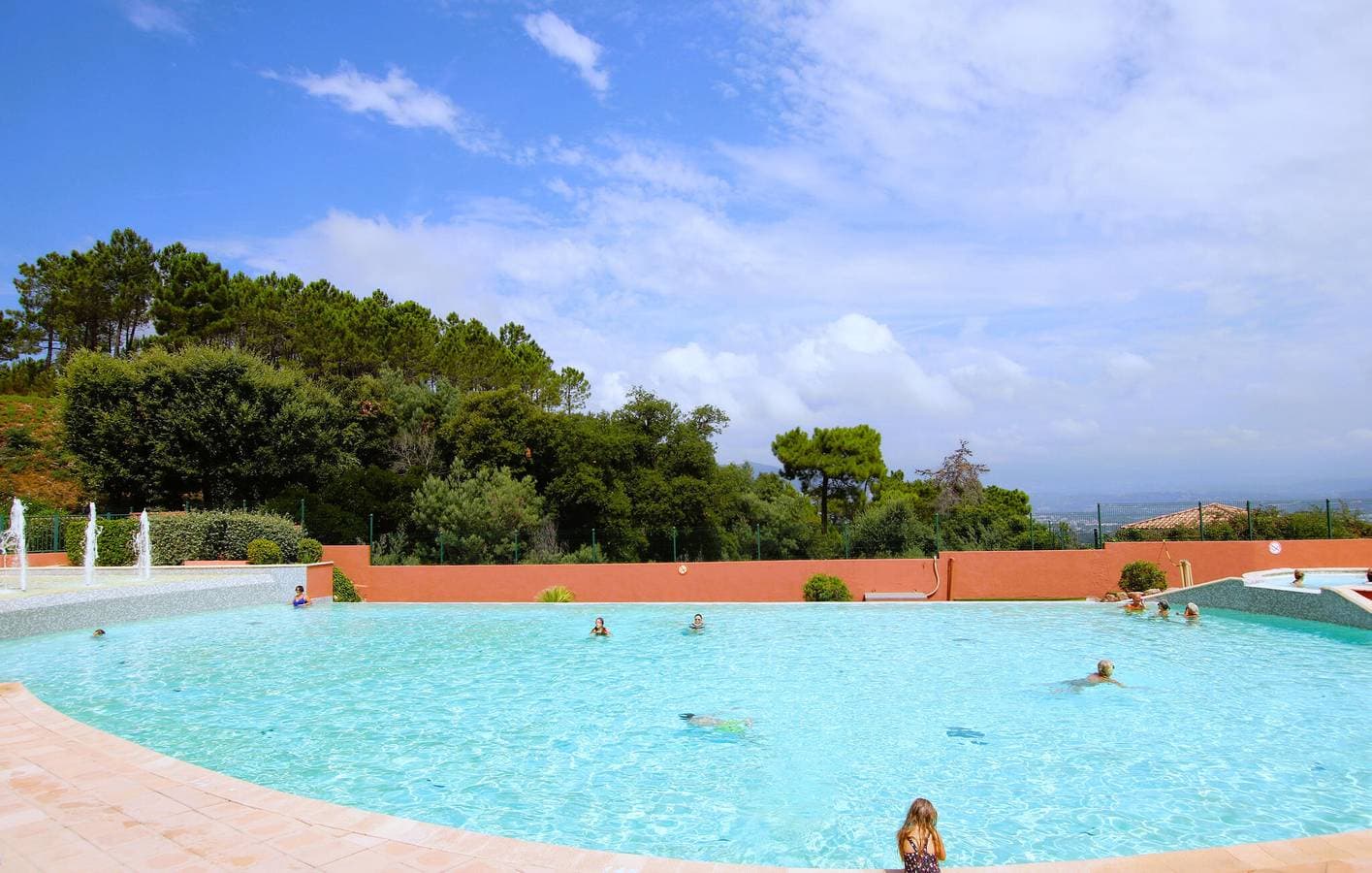 Foto 8 von 20: Ferienwohnung mit Meerblick, Pool und Terrasse, in der Nähe der Plage du Château