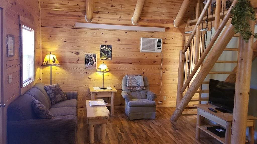 Foto 6 von 14: Hunters Haven # 3 Custom Built Blockhaus, umrahmt von Black Hills National Forest