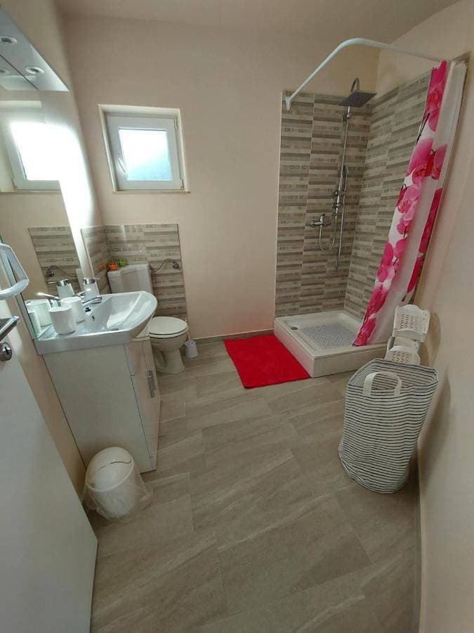 Foto 4 von 9: Double Room with Private Bathroom