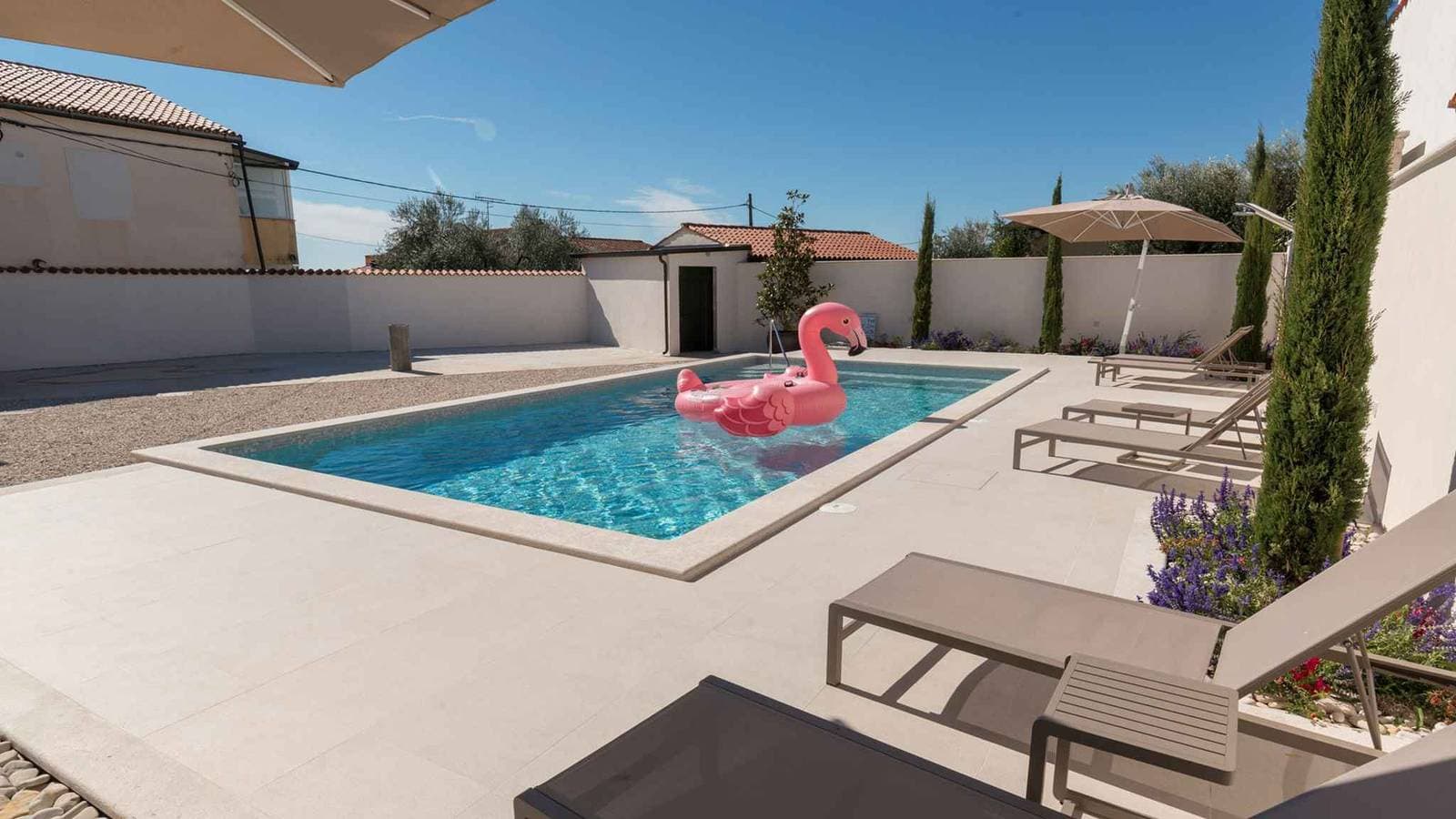 Foto 10 von 35: Villa mit Swimmingpool und Grill