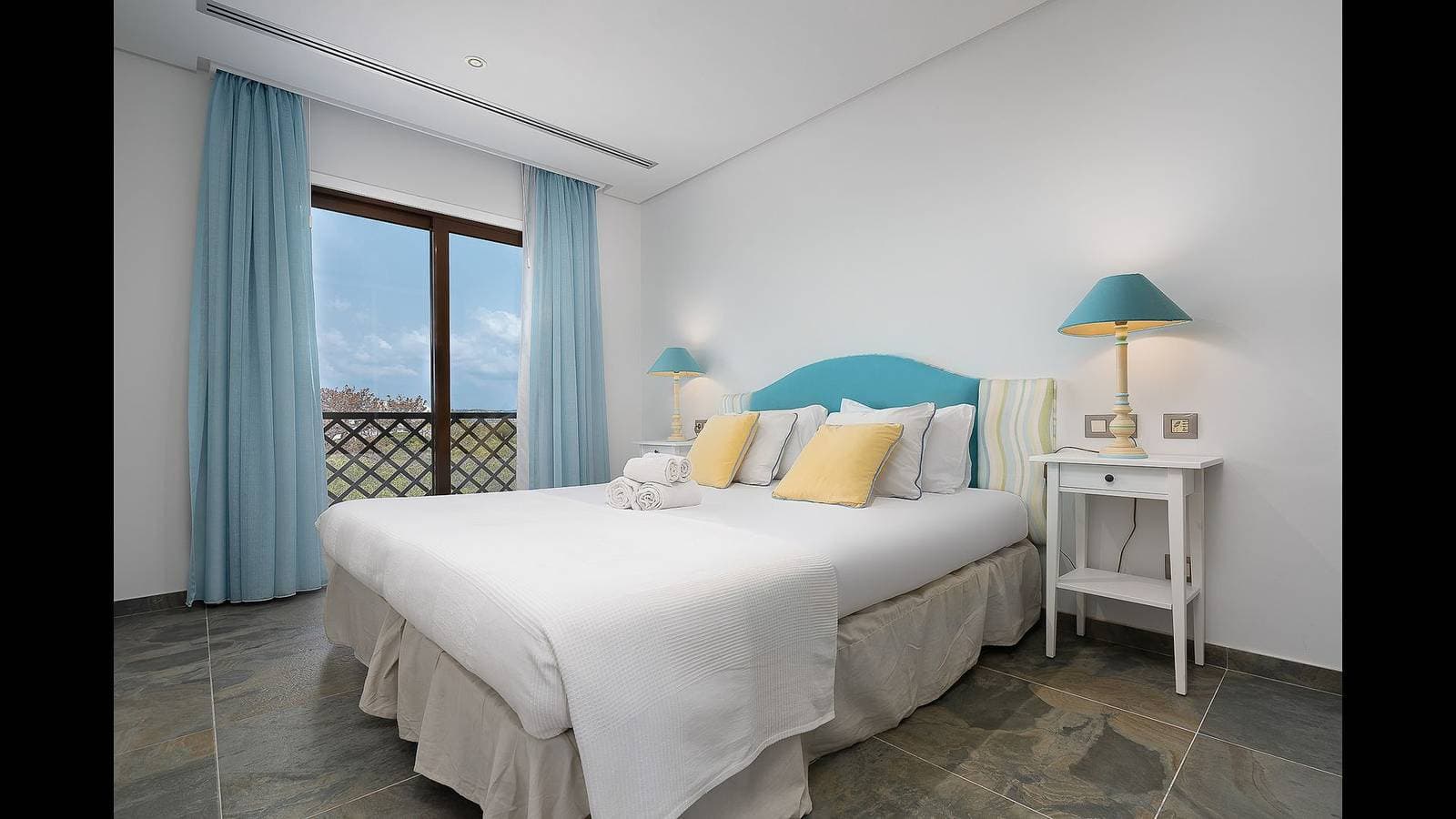 Foto 4 von 26: Elegance Apartment W/ Balcony & Pool by LovelyStay